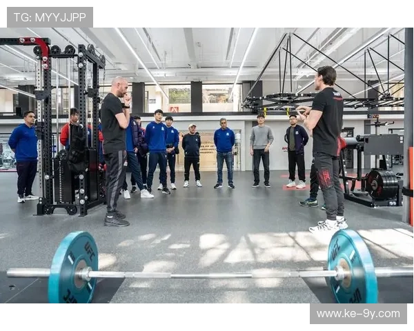 冬季狗头足球训练服保暖升级全方位提升运动表现体验舒适度显著增 冬季狗头足球训练服保暖升级全方位提升运动表现体验舒适度显著增