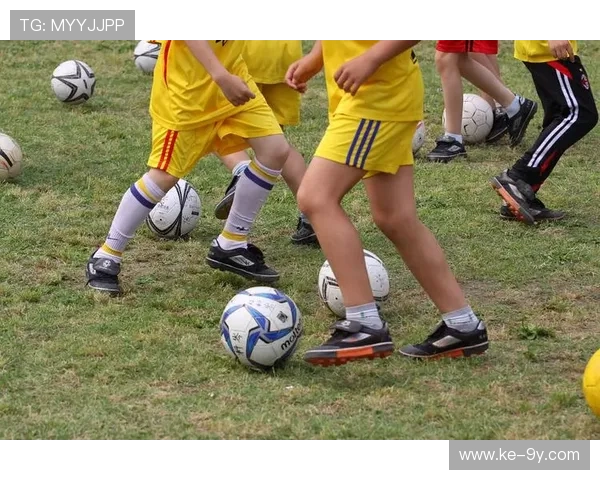 足球教练率领女队勇闯激烈赛场全面展现团队精神与战术魅力风采展